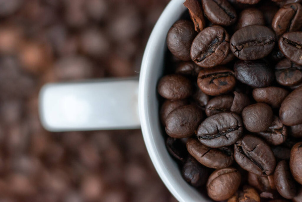 Крупним планом знімок ароматних арабічних кавових зерен
 - Фото, зображення