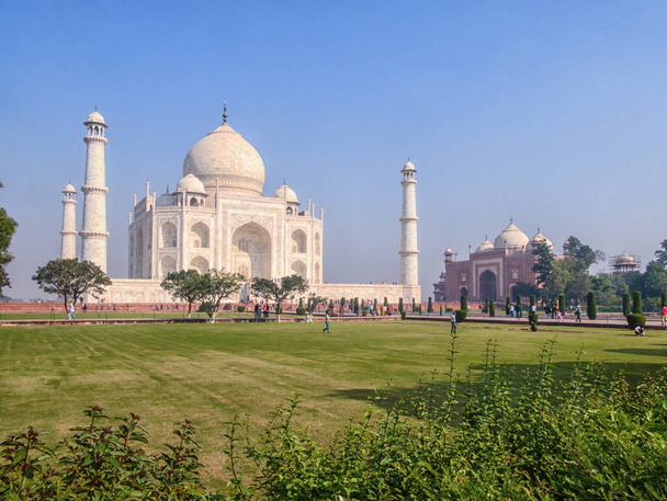 Tac Mahal, Hindistan 'ın Agra kentindeki Yamuna nehrinin kıyısında fildişi beyazı mermer bir mozoledir. 1632 'de Babür İmparatoru tarafından en sevdiği karısının mezarını saklamak için yaptırıldı.. - Fotoğraf, Görsel