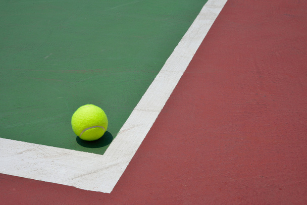 tennis ball on green court - Foto, Bild