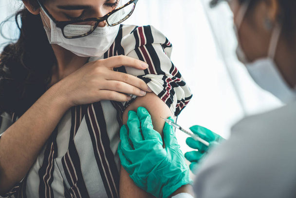 Mujer joven visita al hábil médico en el hospital para vacunarse - Foto, Imagen