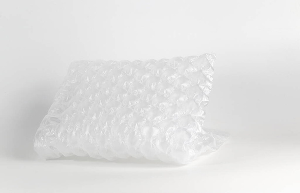 emballage d'air translucide en plastique, emballage translucide en plastique avec coussin d'air. Sac gonflable isolé sur fond blanc. - Photo, image