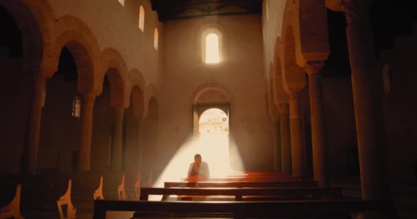Hombre solo vestido de vikingo rezando en la Iglesia  - Metraje, vídeo