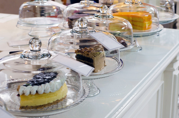 Ausstellung von leckeren Kuchen in der Cafeteria - Foto, Bild