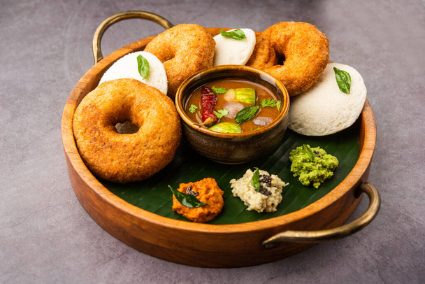 idli vada con sambar pr sambhar también llamado medu wada pastel de arroz - Foto, Imagen