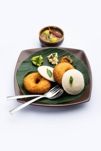 idli vada met sambar pr sambhar ook wel medu wada rijst taart - Foto, afbeelding