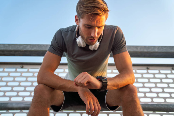 Fitness sport mensen lifestyle concept. Portret van jonge fitte man joggen om gezond te blijven buiten. - Foto, afbeelding