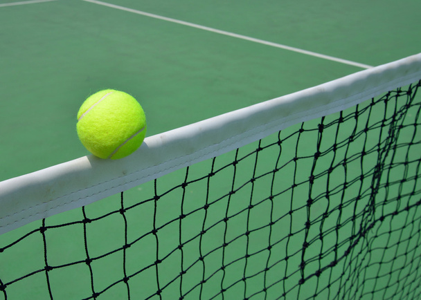 piłki tenisowe na boisko zielone - Zdjęcie, obraz