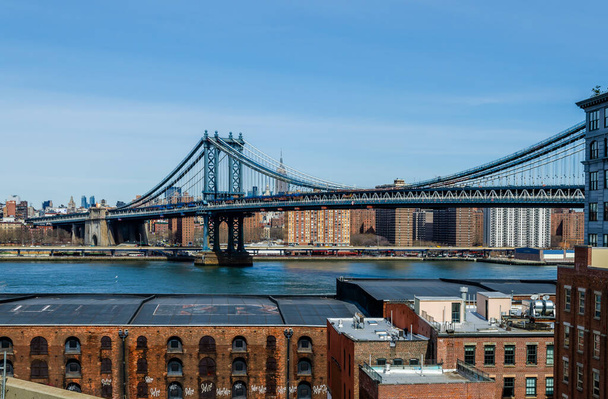 Side view of Manhattan Bridge in New York City, overdag, Verenigde Staten - Foto, afbeelding