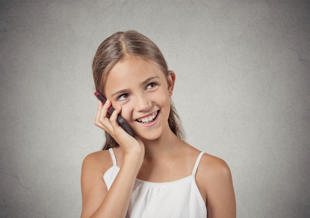 happy teenager girl talking on smartphone - Foto, afbeelding