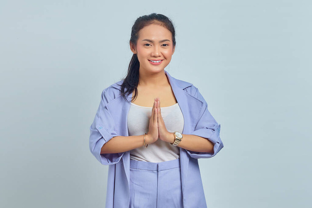 Retrato de muito jovem mulher asiática dá cumprimentando as mãos com um grande sorriso isolado no fundo branco - Foto, Imagem
