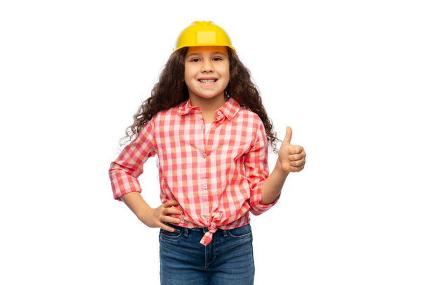 uśmiechnięta dziewczynka w kasku budowlanym - Zdjęcie, obraz