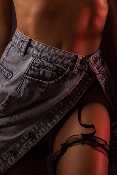 Красива дівчина в джинсовій спідниці
 - Фото, зображення