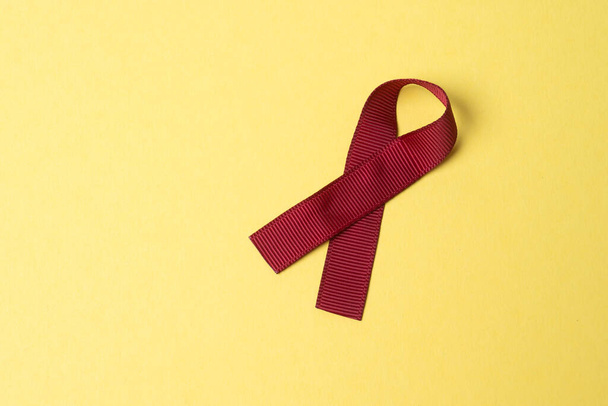 エイズとの闘いの赤いリボンのシンボル - 写真・画像