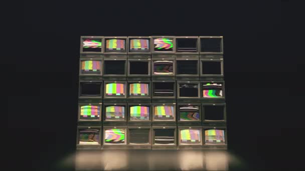 Retro 90s TV Wall. Pila de 30 Vintage TV rota encendiendo pantallas verdes. Un montón de televisores cromakey en una habitación oscura. Barras de color y estática. Listo para reemplazar la pantalla - Imágenes, Vídeo