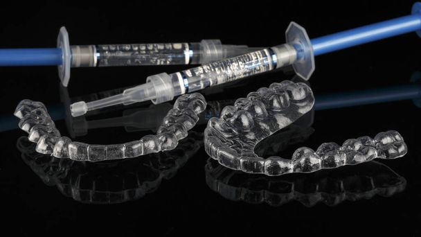 dwa ochraniacze zębów wykonane z polimeru i żelu - Zdjęcie, obraz
