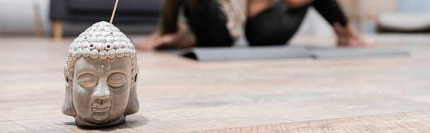 палиця для ладану біля розмитої афроамериканської пари на килимках для йоги вдома, банер
  - Фото, зображення