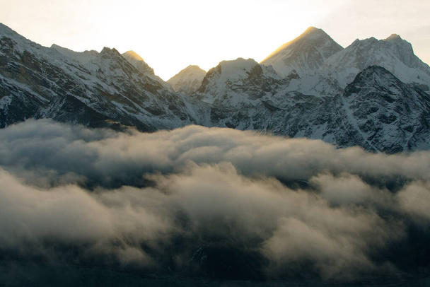 Everest 'e ateş edin. Gün doğumunda Everest Dağı, Gokyo Ri tepesinden manzara. Himalayalar, Nepal. Yüksek kalite fotoğraf - Fotoğraf, Görsel