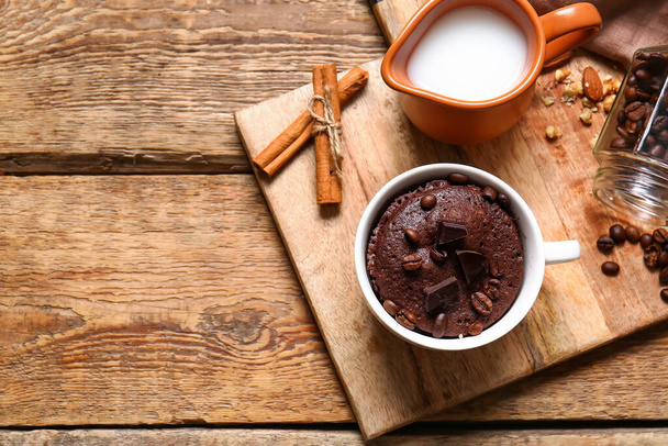 Cup with tasty chocolate brownie on wooden background - Foto, immagini