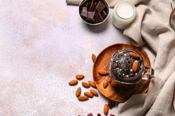 Mason pot met lekkere chocolade brownie op lichte achtergrond - Foto, afbeelding