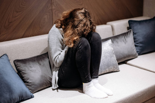Teinityttö itkee sohvalla. Murrosikä ja masennus - Valokuva, kuva
