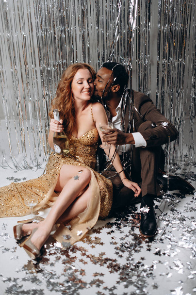 Interracial couple in love celebrating. - Foto, afbeelding