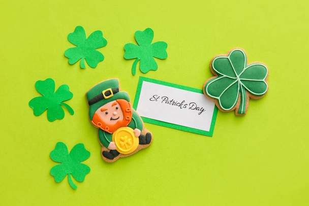Komposition mit leckeren Lebkuchen zum St. Patrick 's Day auf grünem Hintergrund - Foto, Bild