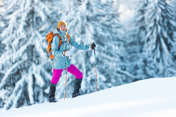 Жінка гуляє в снігопадах на снігу, зимові походи, людина в горах взимку, обладнання для піших прогулянок
 - Фото, зображення