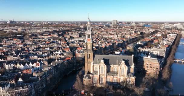 Amsterdamin keskustan antenni drone näkymä Westerkerk ja Jordaan kaupunkialueella kaupungin keskustassa Amsterdamissa. Kanavia pitkin.. - Materiaali, video
