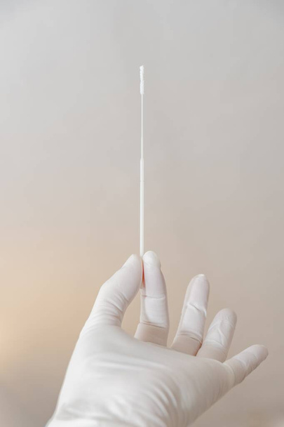 Kädessä pikainfluenssa testi moppi - Valokuva, kuva
