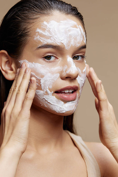 portrait femme masque visage crème peau propre gommage facial fond isolé - Photo, image