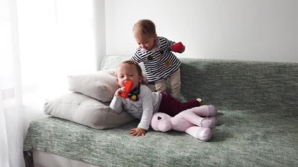 Deux sœurs filles, s'amuser sur le canapé à la maison - Séquence, vidéo
