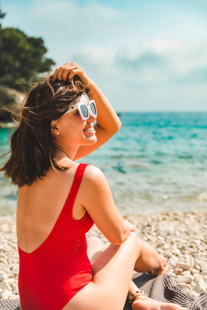 femme assise sur la couverture à la mer plage vacances d'été concept - Photo, image