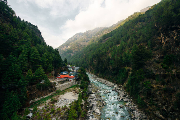 Beau paysage de montagne en Himalaya, Népal. Grandes montagnes, rivière bleue et air frais. Photo de haute qualité - Photo, image