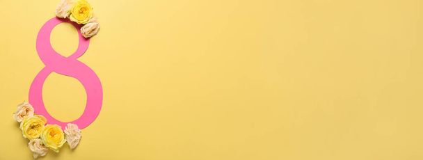 Figura di carta 8 con fiori su sfondo giallo con spazio per il testo. Festa internazionale della donna - Foto, immagini