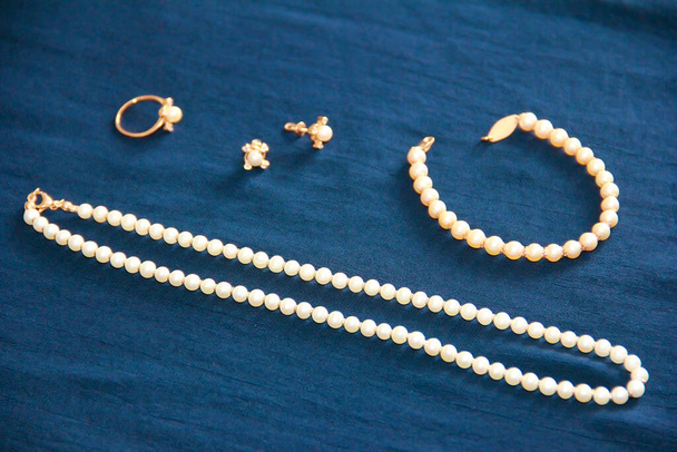 collar de perlas, pulsera, anillo y pendientes - Foto, imagen