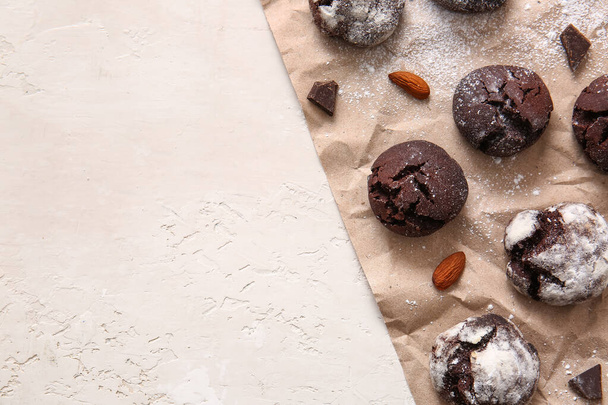 Pergament mit Schokoladen-Brownie-Cookies auf hellem Hintergrund, Nahaufnahme - Foto, Bild