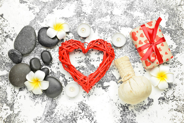 Красивая спа-композиция с камнями для празднования Дня Святого Валентина на сером фоне - Фото, изображение
