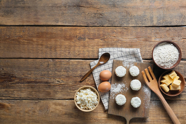 Доска с сыром блины и ингредиенты на деревянном фоне - Фото, изображение