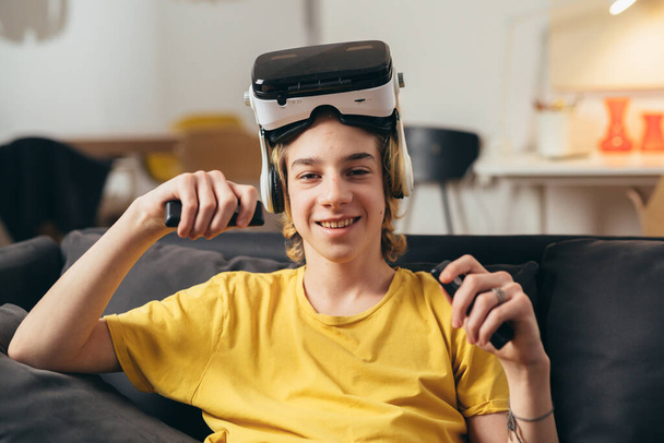 teenager boy using virtual reality glasses at home - Fotografie, Obrázek