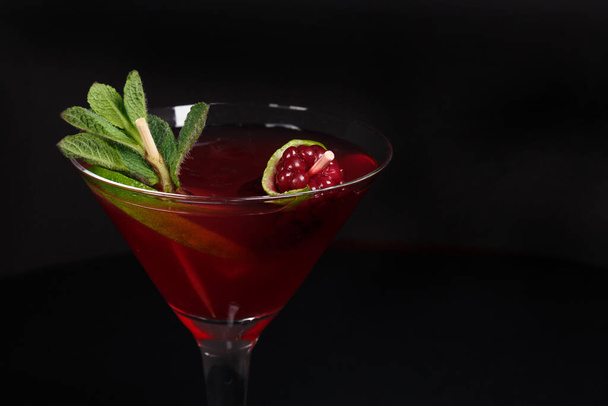 Daiquiri cocktail and beautifully decorated with mint leaves and fresh berries, shot with a large plan on a black background - Foto, afbeelding