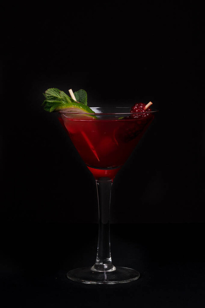 elegant glas met een populaire kosmopolitische cocktail - Foto, afbeelding