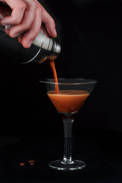 kokende barman espresso martini - Foto, afbeelding