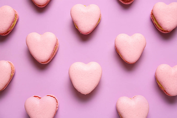 Macaroons saborosos em forma de coração no fundo roxo - Foto, Imagem