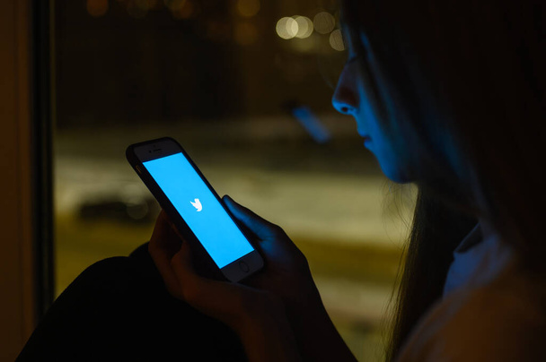 Vladimir, Rosja - styczeń 2022: Aplikacja Twitter na smartfonie w rękach nastolatka. Selektywne skupienie się na logo. - Zdjęcie, obraz