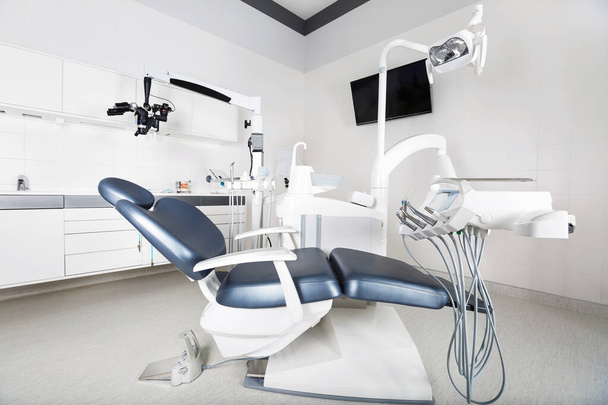 modern fogorvosi rendelő, fényes iroda kiváló minőségű felszereléssel - Fotó, kép