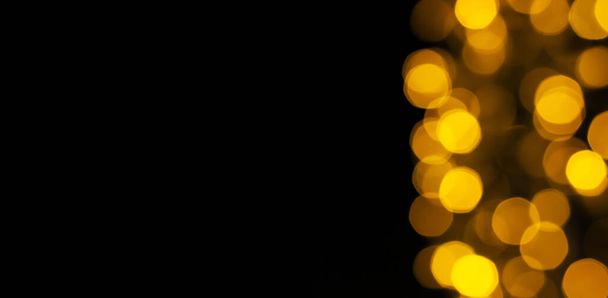 Krásné abstraktní zlaté bokeh rozostřené světla na černém pozadí - Fotografie, Obrázek