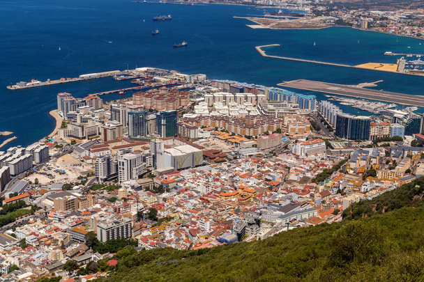 La ciudad y el puerto de Gibraltar visto desde el Peñón. Gibraltar es un territorio británico de ultramar situado en el sur de España.. - Foto, imagen