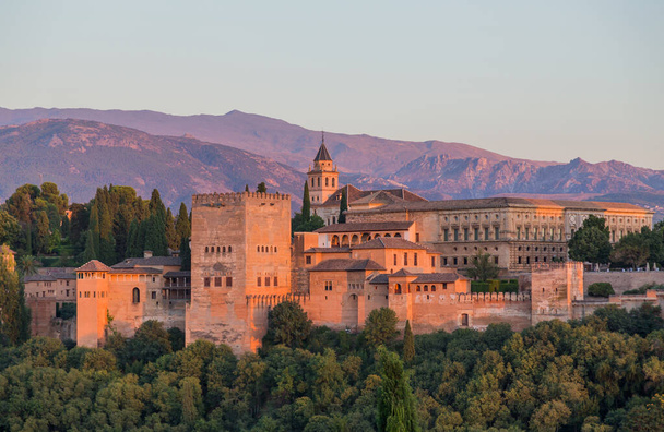 Vista del Palacio de la Alhambra en Granada, España, con montañas de Sierra Nevada en la parte posterior - Foto, Imagen