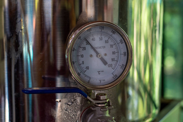 Круглый промышленный термометр с указателем и масштабом в градусах и по Фаренгейту - Фото, изображение