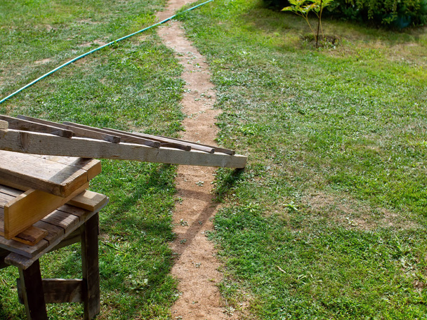 Holztreppe auf einem ländlichen Grundstück, im Sommer - Foto, Bild